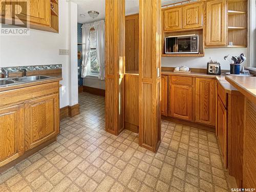 476 3Rd Avenue Ne, Swift Current, SK - Indoor Photo Showing Kitchen With Double Sink