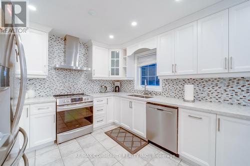 10 Shuttleworth Drive, Clarington (Courtice), ON - Indoor Photo Showing Kitchen With Double Sink With Upgraded Kitchen