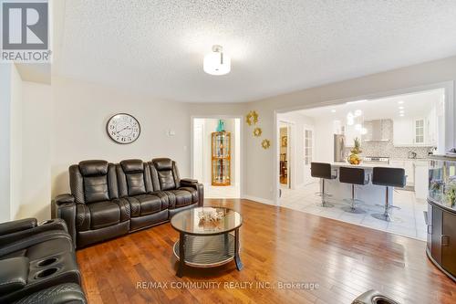 10 Shuttleworth Drive, Clarington (Courtice), ON - Indoor Photo Showing Living Room