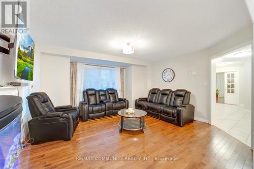 10 Shuttleworth Drive, Clarington (Courtice), ON - Indoor Photo Showing Living Room