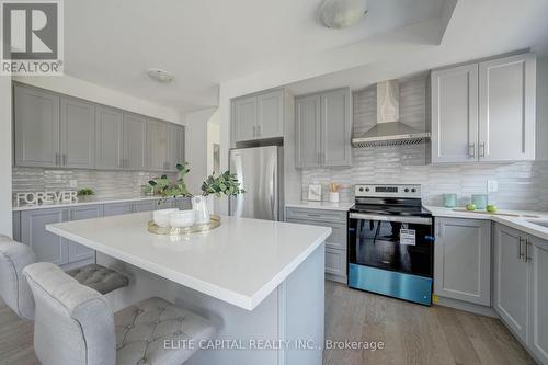 105 Yorkton Boulevard, Markham, ON - Indoor Photo Showing Kitchen With Upgraded Kitchen