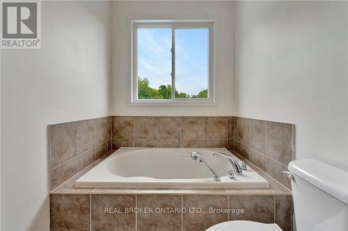 31 Hoodless Court, Brantford, ON - Indoor Photo Showing Bathroom