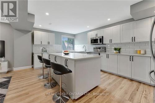 31 Hoodless Court, Brantford, ON - Indoor Photo Showing Kitchen With Upgraded Kitchen