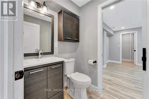 31 Hoodless Court, Brantford, ON - Indoor Photo Showing Bathroom