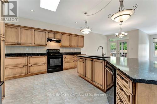 31 Hoodless Court, Brantford, ON - Indoor Photo Showing Kitchen