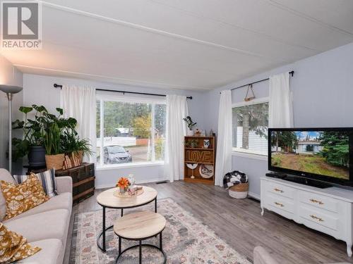 23-986 Range Road, Whitehorse, YT - Indoor Photo Showing Living Room