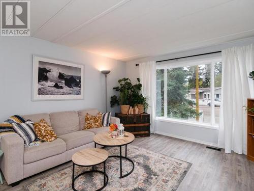 23-986 Range Road, Whitehorse, YT - Indoor Photo Showing Living Room