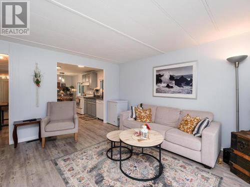 23-986 Range Road, Whitehorse, YT - Indoor Photo Showing Living Room