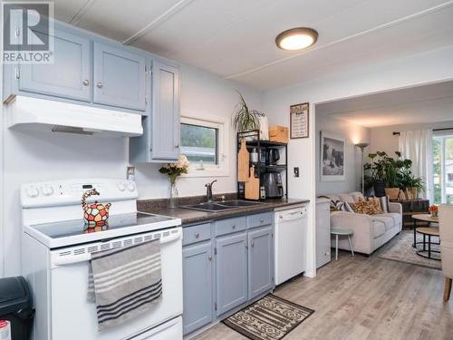 23-986 Range Road, Whitehorse, YT - Indoor Photo Showing Kitchen With Double Sink