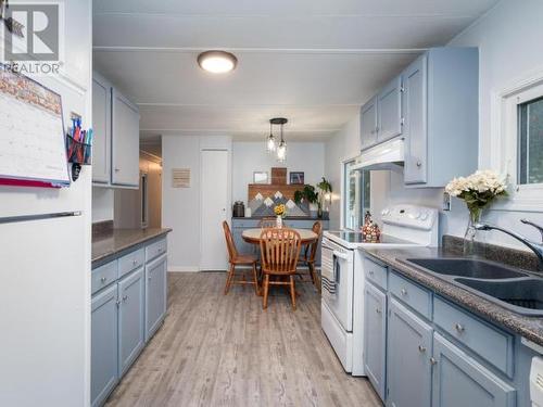 23-986 Range Road, Whitehorse, YT - Indoor Photo Showing Kitchen With Double Sink