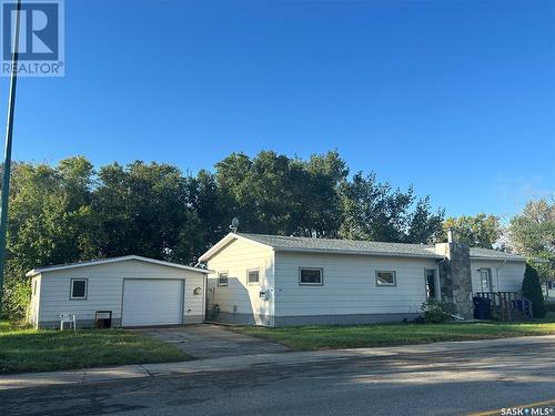 138 17Th Street, Weyburn, SK - Outdoor