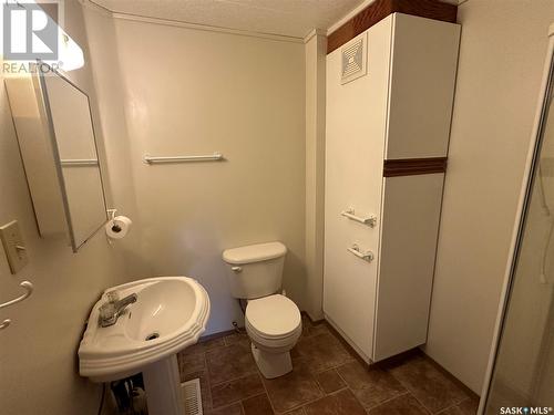 138 17Th Street, Weyburn, SK - Indoor Photo Showing Bathroom