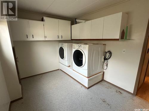 138 17Th Street, Weyburn, SK - Indoor Photo Showing Laundry Room