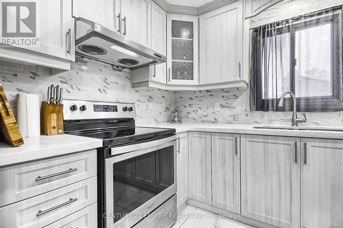 23 Hector Court, Brampton (Central Park), ON - Indoor Photo Showing Kitchen With Upgraded Kitchen