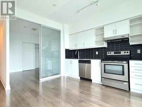 808 - 160 Vanderhoof Avenue, Toronto (Thorncliffe Park), ON - Indoor Photo Showing Kitchen With Stainless Steel Kitchen