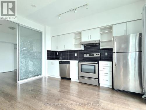 808 - 160 Vanderhoof Avenue, Toronto (Thorncliffe Park), ON - Indoor Photo Showing Kitchen With Stainless Steel Kitchen