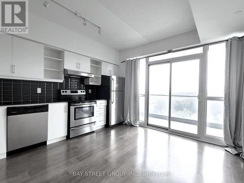 808 - 160 Vanderhoof Avenue, Toronto (Thorncliffe Park), ON - Indoor Photo Showing Kitchen