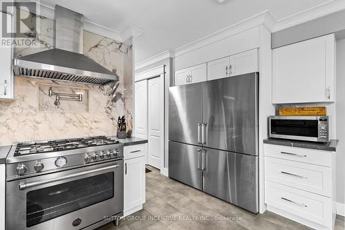 7941 10 Sideroad, Innisfil, ON - Indoor Photo Showing Kitchen With Upgraded Kitchen