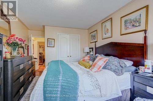 19 Brownwood Drive E, Barrie (Little Lake), ON - Indoor Photo Showing Bedroom