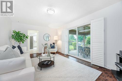 831 Maple Avenue, Milton (Dorset Park), ON - Indoor Photo Showing Living Room