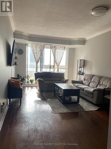 703 - 1 Belvedere Court, Brampton (Downtown Brampton), ON - Indoor Photo Showing Living Room