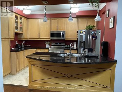 703 - 1 Belvedere Court, Brampton (Downtown Brampton), ON - Indoor Photo Showing Kitchen