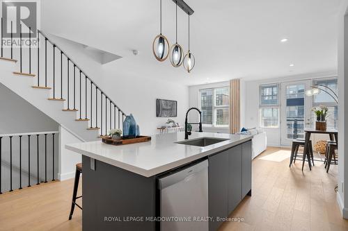 3047 Cascade Common, Oakville, ON - Indoor Photo Showing Kitchen