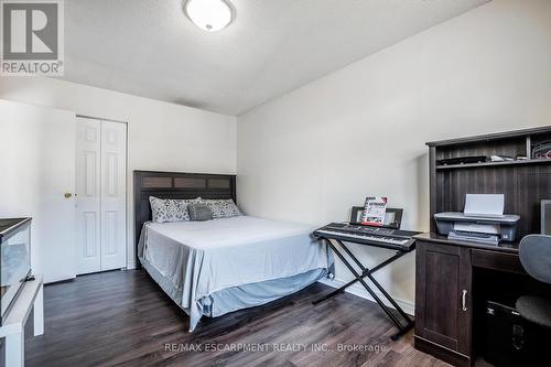 24 Bow Valley Drive, Hamilton, ON - Indoor Photo Showing Bedroom