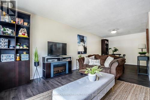 24 Bow Valley Drive, Hamilton, ON - Indoor Photo Showing Living Room