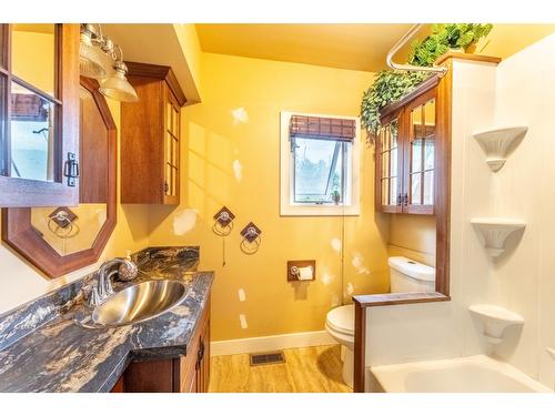 2816 Highway 3, Erickson, BC - Indoor Photo Showing Bathroom