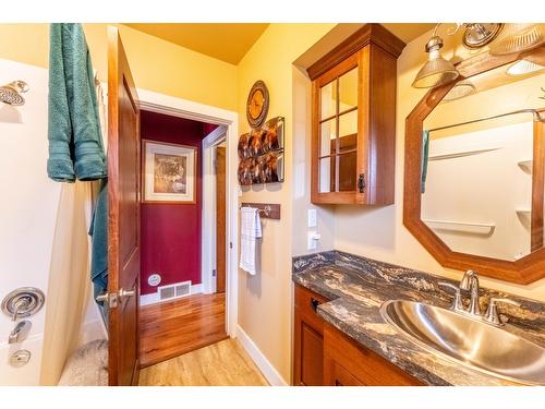 2816 Highway 3, Erickson, BC - Indoor Photo Showing Bathroom