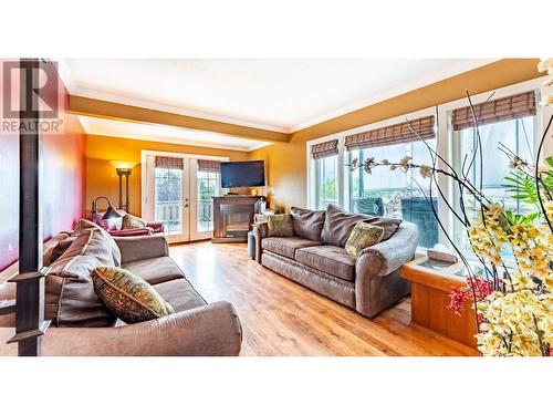 2816 3 Highway, Erickson, BC - Indoor Photo Showing Living Room