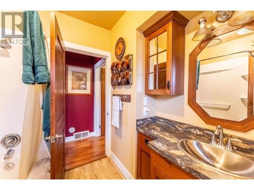 2816 3 Highway, Erickson, BC - Indoor Photo Showing Bathroom