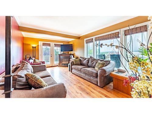 2816 Highway 3, Erickson, BC - Indoor Photo Showing Living Room