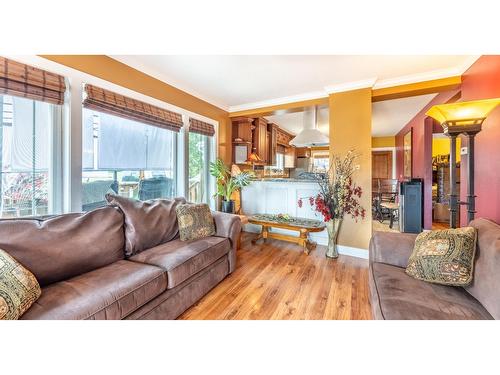 2816 Highway 3, Erickson, BC - Indoor Photo Showing Living Room