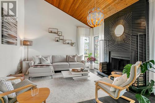 1370 Bear Creek Road, West Kelowna, BC - Indoor Photo Showing Living Room With Fireplace