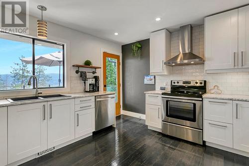 1370 Bear Creek Road, West Kelowna, BC - Indoor Photo Showing Kitchen With Double Sink With Upgraded Kitchen