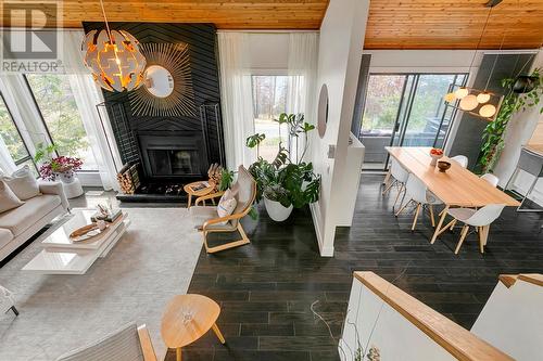 1370 Bear Creek Road, West Kelowna, BC - Indoor Photo Showing Living Room With Fireplace