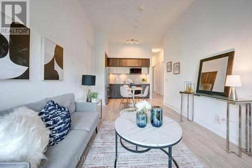 610 - 25 Adra Grado Way, Toronto (Bayview Village), ON - Indoor Photo Showing Living Room