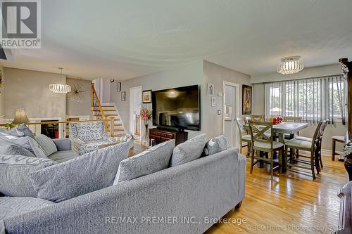 415 Jane Avenue, Oshawa, ON - Indoor Photo Showing Living Room