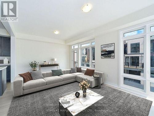 6 Griffith Street N, Aurora, ON - Indoor Photo Showing Living Room