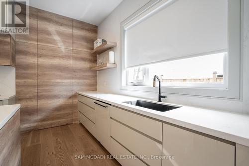 1019 Strathy Avenue, Mississauga, ON - Indoor Photo Showing Kitchen