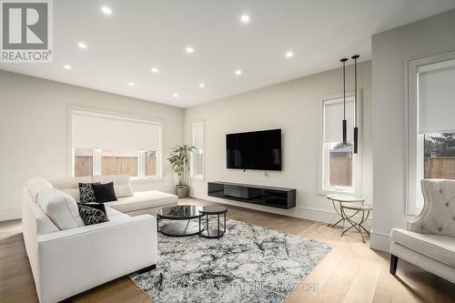 1019 Strathy Avenue, Mississauga (Lakeview), ON - Indoor Photo Showing Living Room