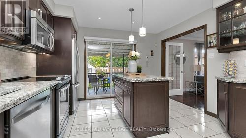 21 Haskins Court, Hamilton, ON - Indoor Photo Showing Kitchen With Upgraded Kitchen