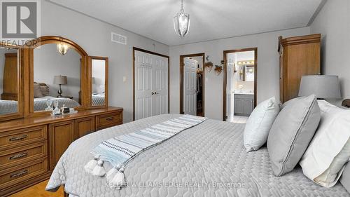 21 Haskins Court, Hamilton, ON - Indoor Photo Showing Bedroom