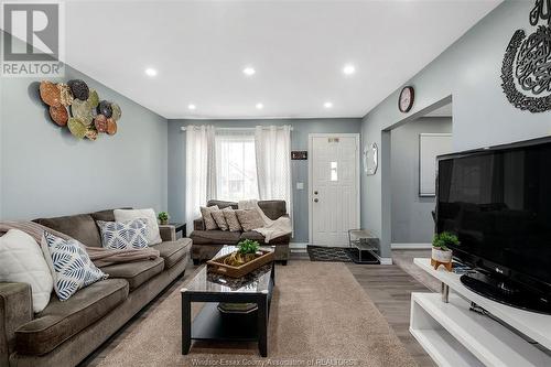 383 Frank Avenue, Windsor, ON - Indoor Photo Showing Living Room