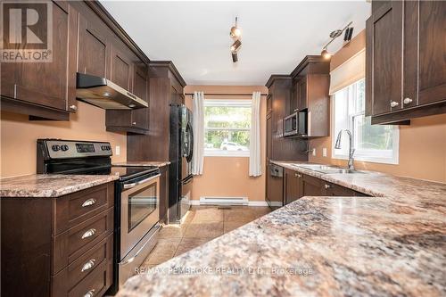 26 Clark'S Landing Lane, Laurentian Hills, ON - Indoor Photo Showing Kitchen With Double Sink With Upgraded Kitchen