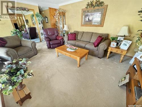 463 Steele Crescent, Swift Current, SK - Indoor Photo Showing Living Room