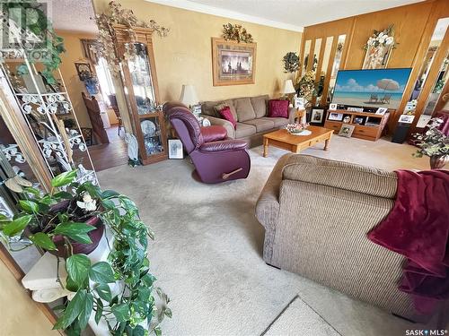 463 Steele Crescent, Swift Current, SK - Indoor Photo Showing Living Room