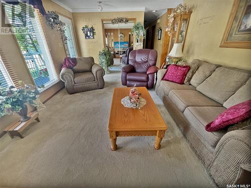 463 Steele Crescent, Swift Current, SK - Indoor Photo Showing Living Room